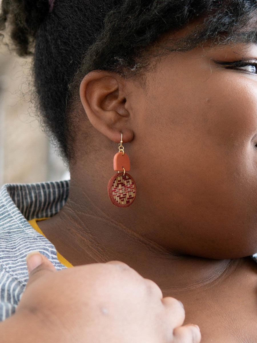 Rustic natural fiber woven earrings rust | Fair Anita